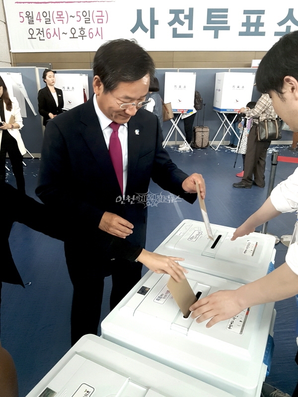 유정복 인천시장, 사전투표 참여…“투명하고 깨끗한 선거 당부”